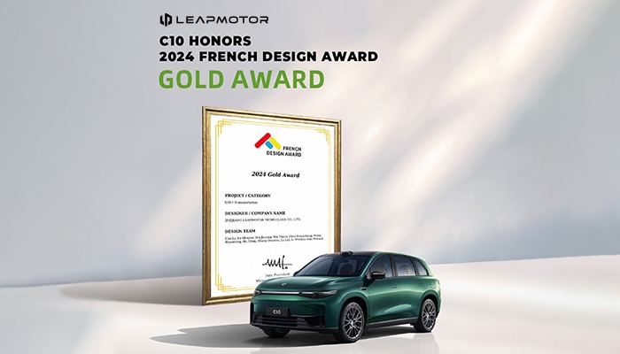 Ein grüner SUV von Leapmotor steht neben einer Auszeichnung in einem goldenen Rahmen. Text auf der Auszeichnung und im Bild erwähnt den C10 Honors 2024 French Design Award – Gold Award. Der Hintergrund ist hell und minimalistisch.
