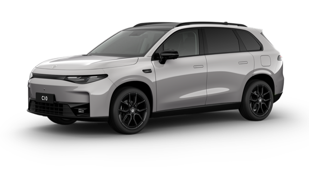 Ein silbernes Elektro-SUV mit schwarzen Felgen und getönten Fenstern steht seitlich nach rechts gerichtet. Das Fahrzeug hat ein modernes, glattes Design mit einem großen Frontgrill und einem schwarzen Dach.