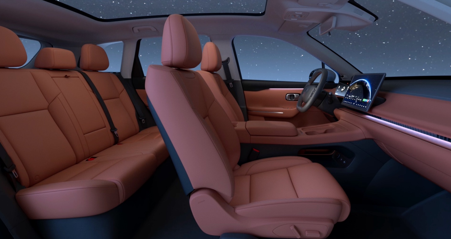 Innenansicht eines Autos mit braunem Lederinterieur. Die Vordersitze sind geräumig und der Fahrersitz hat ein Lenkrad und ein digitales Display auf der rechten Seite. Die Rückbank bietet Platz für drei Personen. Das Fahrzeug hat ein Panoramadach mit Blick auf den Nachthimmel mit Sternen.